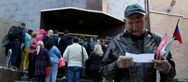 Donecko gyventojai eilėje, kad pateiktų dokumentus Rusijos paso gavimui Donecko gyventojai eilėje, kad pateiktų dokumentus Rusijos paso gavimui - Sputnik Lietuva