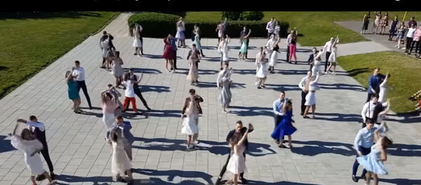 Танец выпускников на Последнем звонке в Алитусской гимназии Танец выпускников на Последнем звонке в Алитусской гимназии - Sputnik Lietuva