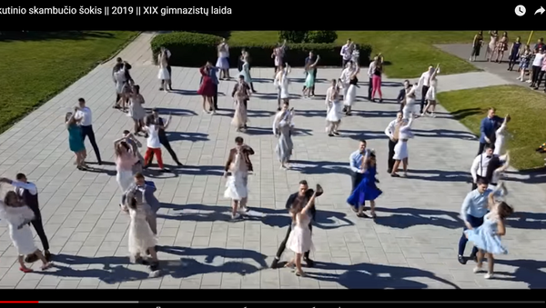 Танец выпускников на Последнем звонке в Алитусской гимназии - Sputnik Литва