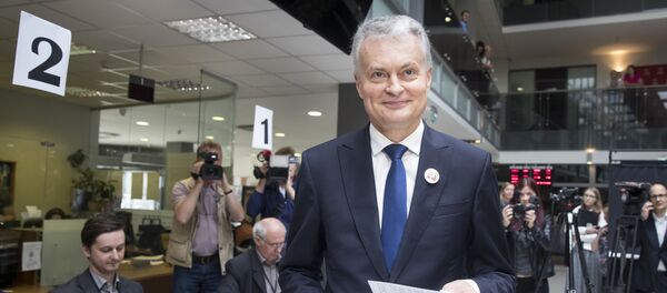 Кандидат в президенты Литвы Гитанас Науседа во время досрочного голосования на втором туре выборов президента, 24 мая 2019 года - Sputnik Литва