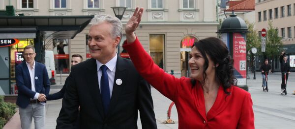 Кандидат в президенты Литвы Гитанас Науседа с женой Дианой Науседене, 26 мая 2019 года - Sputnik Литва