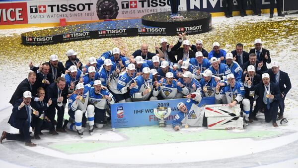 Игроки сборной Финляндии на церемонии награждения после победы в финальном матче чемпионата мира по хоккею между сборными командами Канады и Финляндии - Sputnik Литва