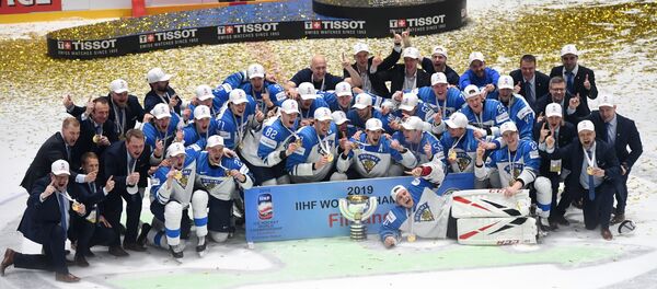 Игроки сборной Финляндии на церемонии награждения после победы в финальном матче чемпионата мира по хоккею между сборными командами Канады и Финляндии Игроки сборной Финляндии на церемонии награждения после победы в финальном матче чемпионата мира по хоккею между сборными командами Канады и Финляндии - Sputnik Литва