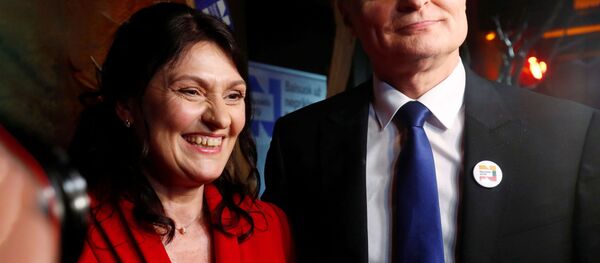 Гитанас Науседа и его жена Диана позируют для СМИ после второго тура президентских выборов в Литве в Вильнюсе, Литва, 26 мая 2019 года - Sputnik Литва