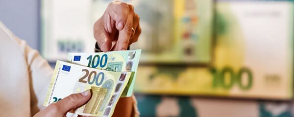 Новые банкноты номиналом 100 и 200 евро, архивное фото - Sputnik Литва