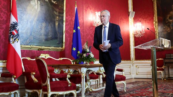 Президент Австрии Александр ван дер Беллен покидает свой пост после заявления о недоверии правительству в Вене, Австрия, 27 мая 2019 года - Sputnik Литва