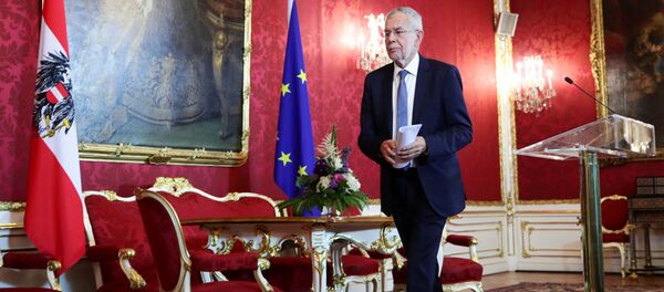 Президент Австрии Александр ван дер Беллен покидает свой пост после заявления о недоверии правительству в Вене, Австрия, 27 мая 2019 года - Sputnik Литва