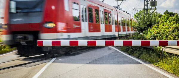 Поезд на железнодорожном переезде, архивное фото - Sputnik Литва