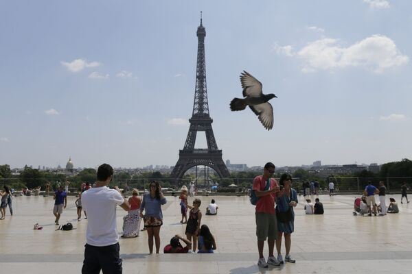 Туристы возле Эйфелевой башни  Париже - Sputnik Литва