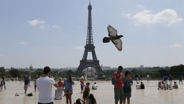 Туристы возле Эйфелевой башни  Париже - Sputnik Lietuva