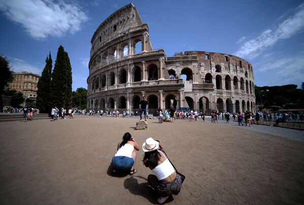 Туристы делают фотографии Колизея в Риме - Sputnik Литва