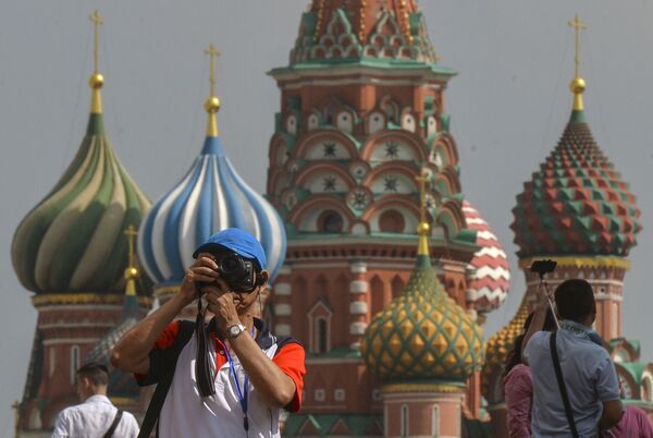 Турист фотографирует на Красной площади в Москве - Sputnik Литва