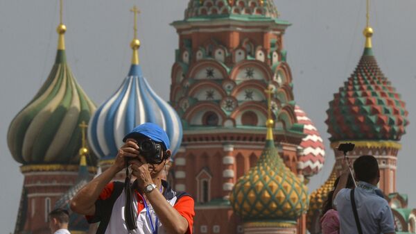 Турист фотографирует на Красной площади в Москве - Sputnik Lietuva