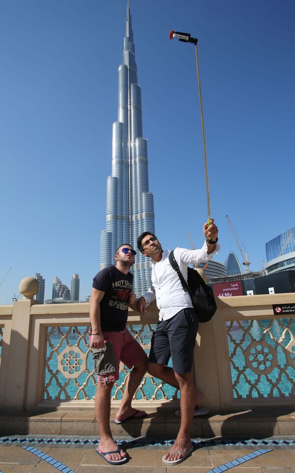 Туристы из Азербайджана фотографируются на фоне небоскреба Бурдж-Халифа в Дубае - Sputnik Литва