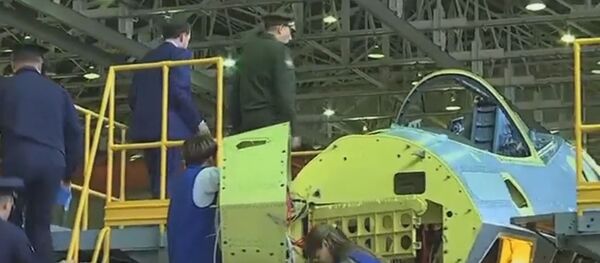 Появилось видео сборки первого серийного Су-57 - Sputnik Литва