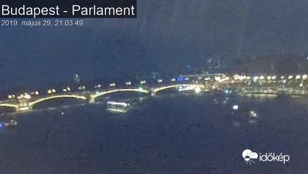 Столкновение прогулочных катеров в Будапеште попало на видео - Sputnik Литва