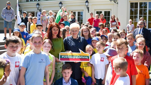 Президент Литвы Даля Грибаускайте отметила с детьми трехлетие кампании За безопасную Литву, архивное фото - Sputnik Литва