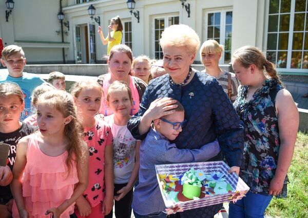 Грибаускайте отметила с детьми трехлетие кампании За безопасную Литву Грибаускайте отметила с детьми трехлетие кампании За безопасную Литву - Sputnik Литва