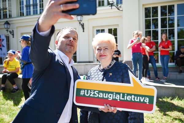 Грибаускайте отметила с детьми трехлетие кампании За безопасную Литву Грибаускайте отметила с детьми трехлетие кампании За безопасную Литву - Sputnik Литва