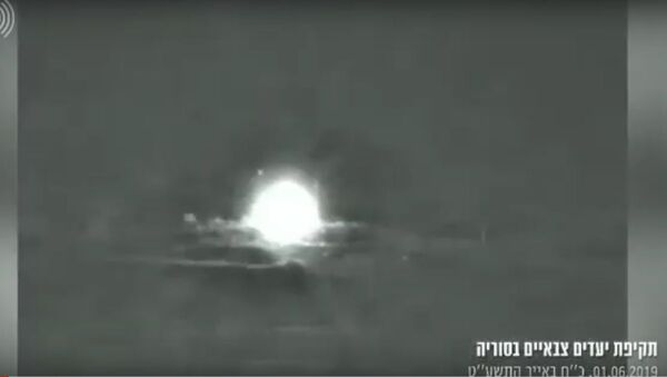 В Сети появилось видео ракетного удара Израиля по Сирии - Sputnik Литва