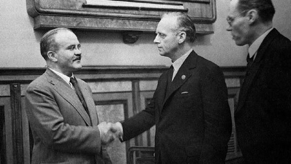 Sovietų Sąjungos liaudies komisarų tarybos pirmininkas ir užsienio reikalų liaudies komisaras V. M. Molotovas (kairėje) ir Vokietijos užsienio reikalų ministras Joachimas von Ribbentropas po sutarties pasirašymo, archyvinė nuotrauka - Sputnik Lietuva