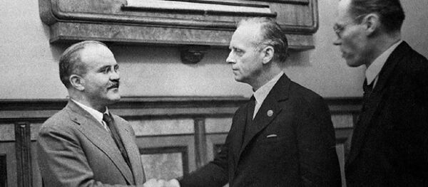 Нарком иностранных дел СССР В. М. Молотов (слева) и Министр иностранных дел Германии Иоахим фон Риббентроп обмениваются рукопожатием после подписания договора о дружбе и границе между СССР и Германией, архивное фото - Sputnik Литва