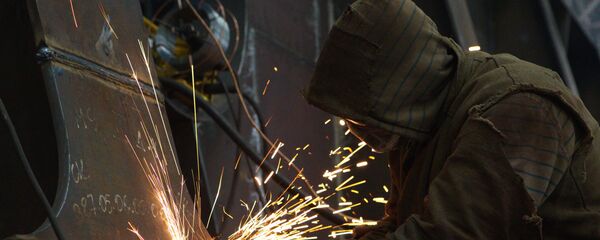 Рабочий в сборочном цехе Ярославского судостроительного завода, архивное фото - Sputnik Литва