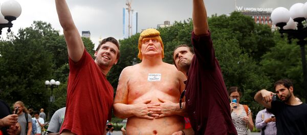 Фигура раздетого кандидата в президенты США Дональда Трампа - Sputnik Литва