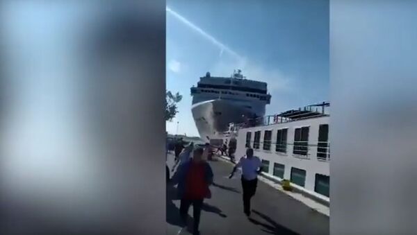 Момент столкновения круизного лайнера с теплоходом в Венеции попал на видео - Sputnik Литва
