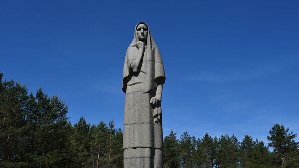 День памяти трагедии деревни Пирчюпяй, памятник Мать - Sputnik Литва