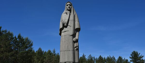 День памяти трагедии деревни Пирчюпяй, памятник Мать - Sputnik Литва