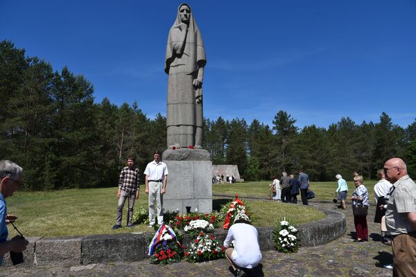 Pirčiupių kaimo tragedija: Lietuvos gyventojai nešė gėles prie paminklo Pirčiupių kaimo tragedija: Lietuvos gyventojai nešė gėles prie paminklo - Sputnik Lietuva