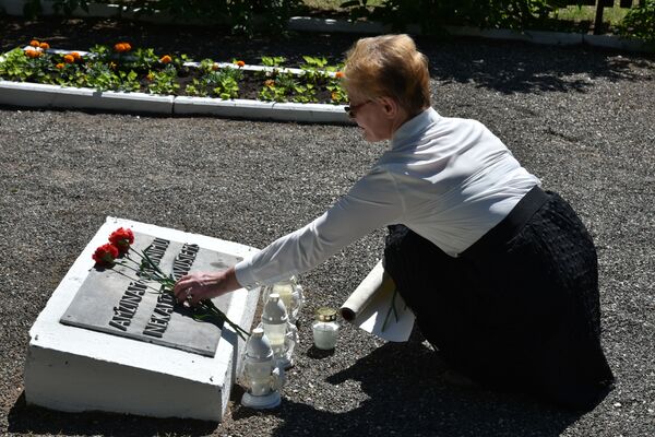 Pirčiupių kaimo tragedija: Lietuvos gyventojai nešė gėles prie paminklo Pirčiupių kaimo tragedija: Lietuvos gyventojai nešė gėles prie paminklo - Sputnik Lietuva