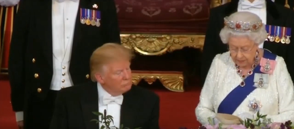 Трамп заснул на встрече с королевой Елизаветой II Трамп заснул на встрече с королевой Елизаветой II - Sputnik Lietuva