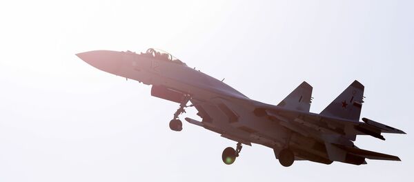 Выступление пилотажной группы Соколы России во Владивостоке Выступление пилотажной группы Соколы России во Владивостоке - Sputnik Lietuva