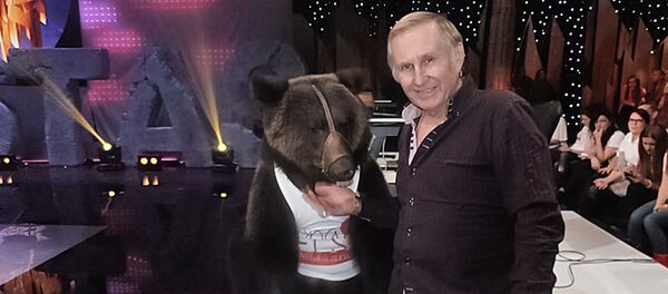 Человек с медвежонком, архивное фото Человек с медвежонком, архивное фото - Sputnik Lietuva