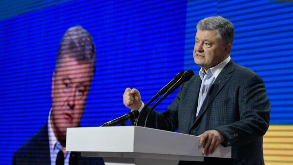 Экс-президент Украины Петр Порошенко выступает на съезде партии Европейская солидарность в Киеве, архивное фото - Sputnik Литва