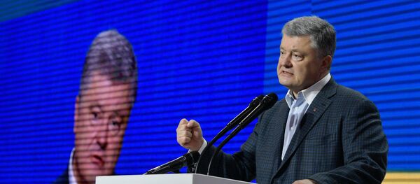 Экс-президент Украины Петр Порошенко выступает на съезде партии Европейская солидарность в Киеве, архивное фото - Sputnik Литва