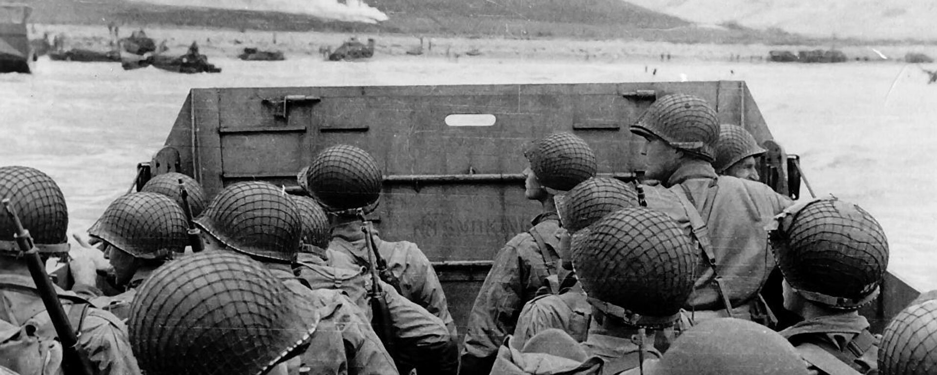 Высадка Американских военных с десантного корабля на нормандский пляж Омаха во Франции, 6 июня 1944 года, архивное фото - Sputnik Lietuva, 1920, 09.05.2021