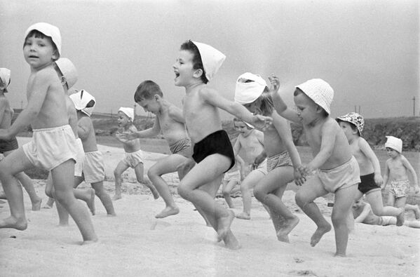 Воспитанники одного из детских садов на днепровском пляже, Украинская ССР, 1966 год - Sputnik Литва