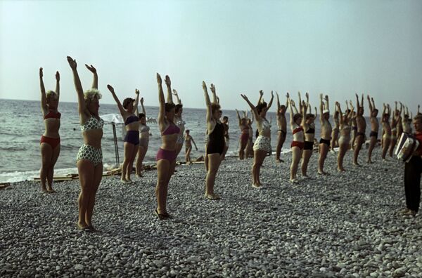 Оздоровительная гимнастика на пляже Туапсе, Краснодарский край, 1963 год - Sputnik Lietuva