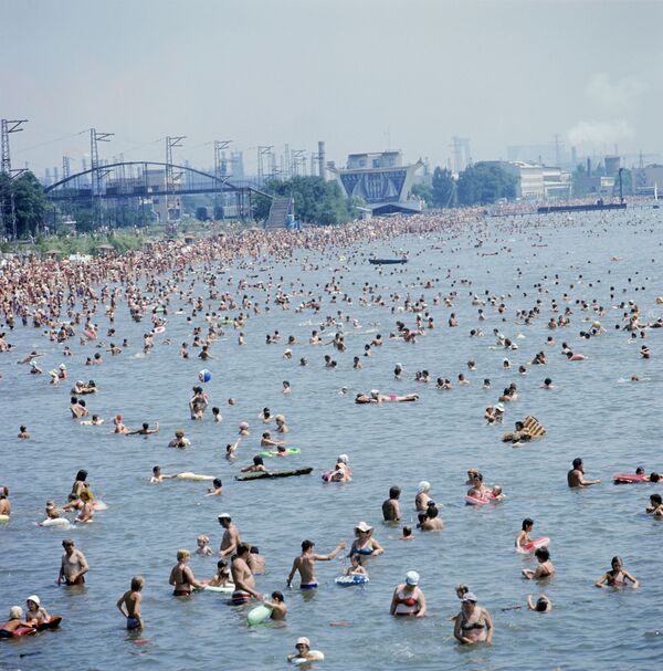 Городской пляж вблизи завода Азовсталь на побережье Азовского моря, 1978 год - Sputnik Lietuva