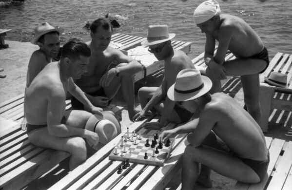 На пляже ялтинского санатория Украина отдыхающие играют в шахматы, 1958 год - Sputnik Lietuva