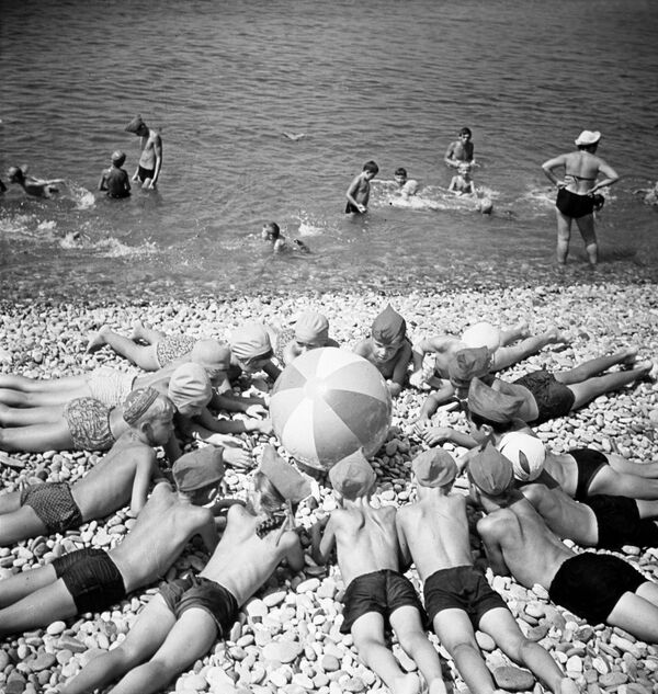 Дети на пляже Черного моря, 1967 год - Sputnik Lietuva