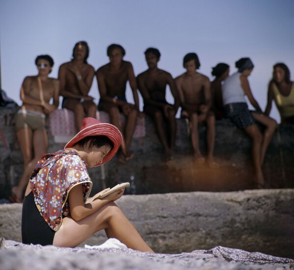 Юноши и девушки, отдыхающие на городском пляже Гурзуфа, 1974 год - Sputnik Литва