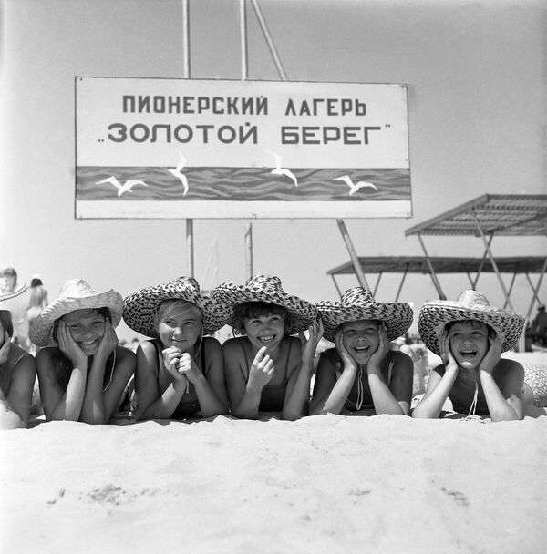 На пляже детского лагеря Золотой берег в Анапе, 1971 год - Sputnik Lietuva