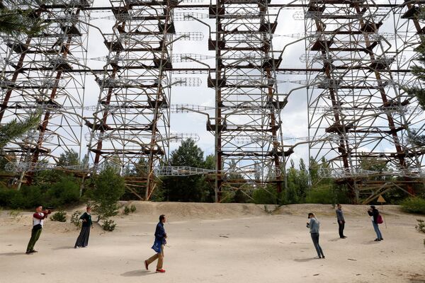Посетители осматривают конструкции надземной радиолокационной системы бывшего Советского Союза Дуга возле Чернобыльской атомной электростанции, недалеко от Чернобыля, Украина, 2 июня 2019 года - Sputnik Lietuva