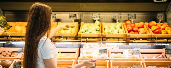 Девушка в магазине выбирает фрукты, архивное фото - Sputnik Литва