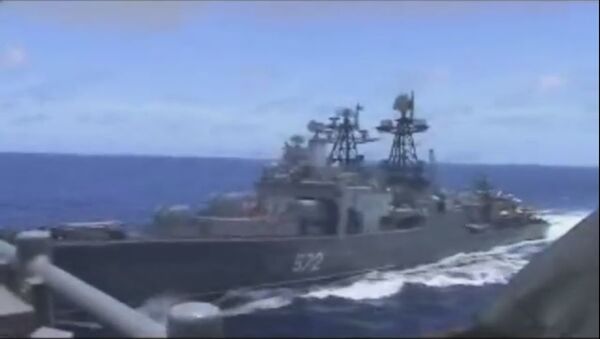 Инцидент с участием боевых кораблей США и России показали на видео - Sputnik Литва