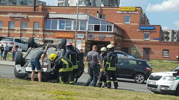 Prie prekybos centro Akropolis Vilniuje apsivertė automobilis Prie prekybos centro Akropolis Vilniuje apsivertė automobilis - Sputnik Lietuva